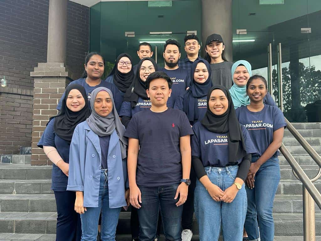 A group picture of the founder and team of Lapasar